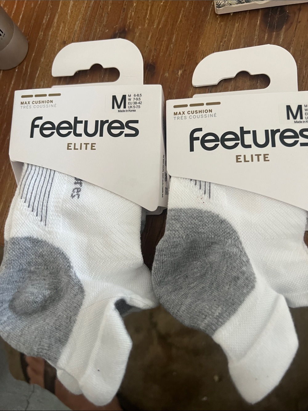 Feetures woman’s Elite Men's Low-Cut Socks in White unisex size medium lot of 2